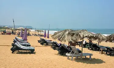 Candolim Beach – Relax on golden sands with a comfortable cab for sightseeing in Goa. Reserve today!